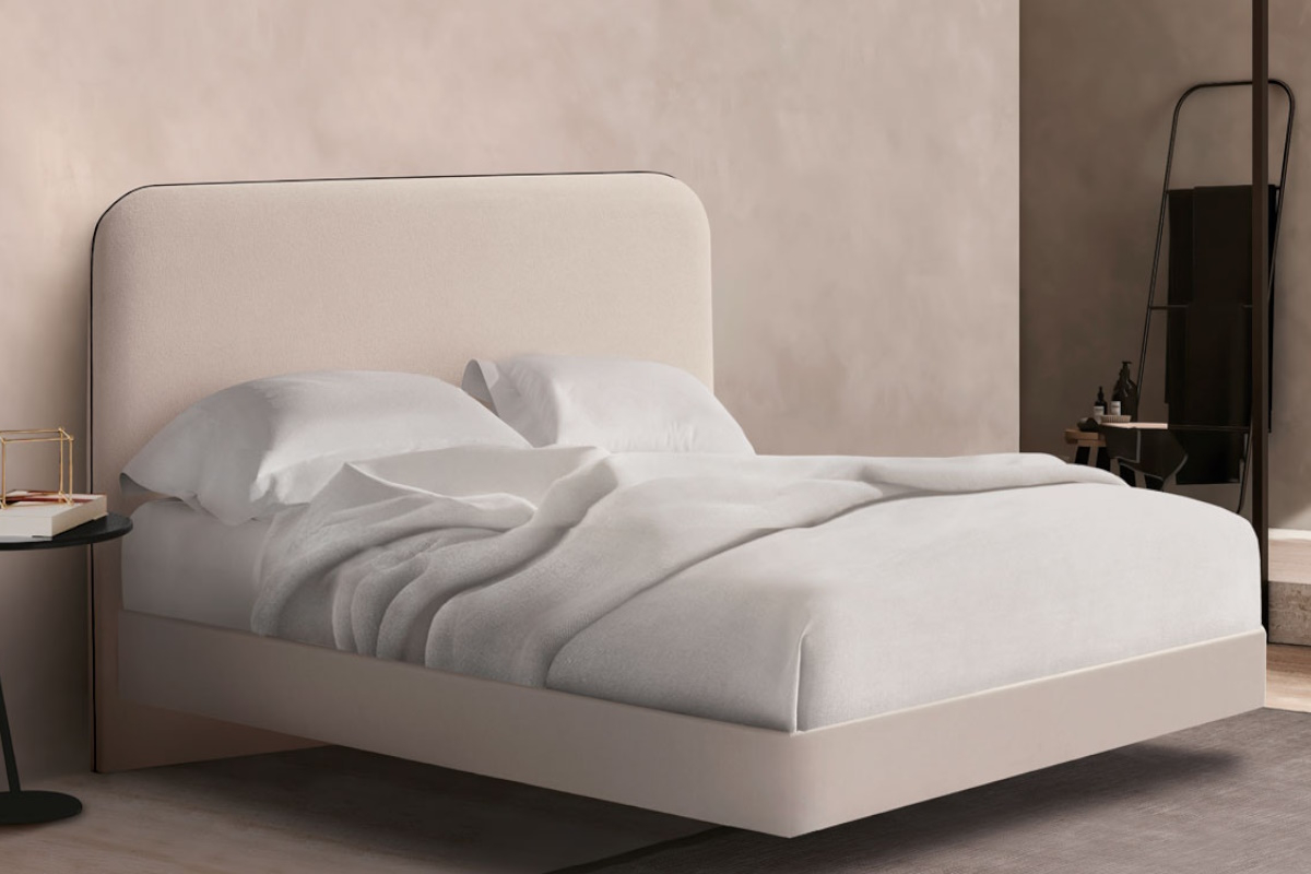 Cama tapizada moderna con cabezal modelo Manila de La Premier